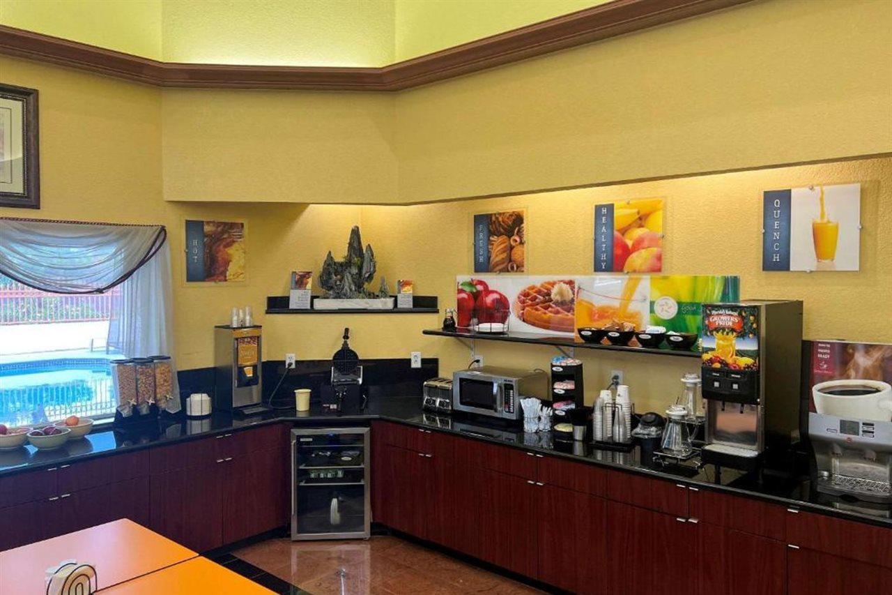 Quality Inn & Suites Cypress Buitenkant foto