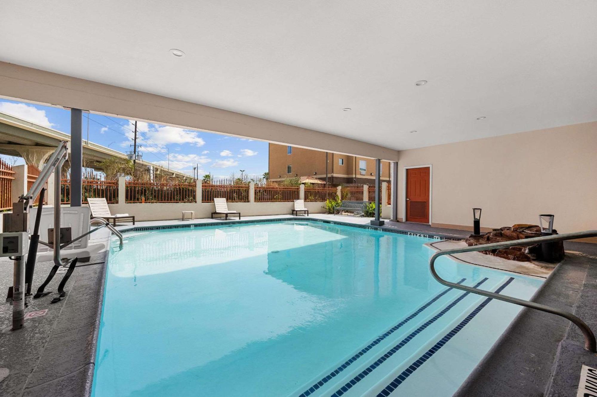 Quality Inn & Suites Cypress Buitenkant foto
