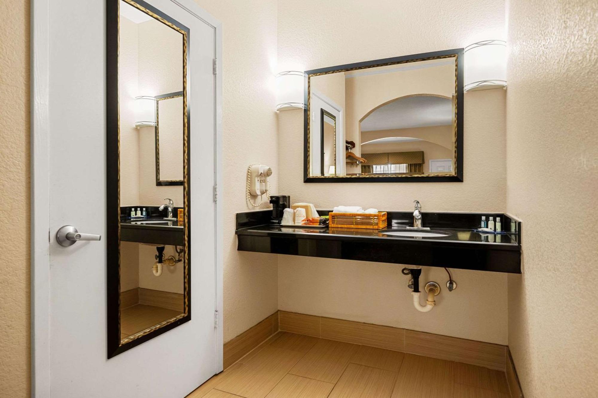 Quality Inn & Suites Cypress Buitenkant foto