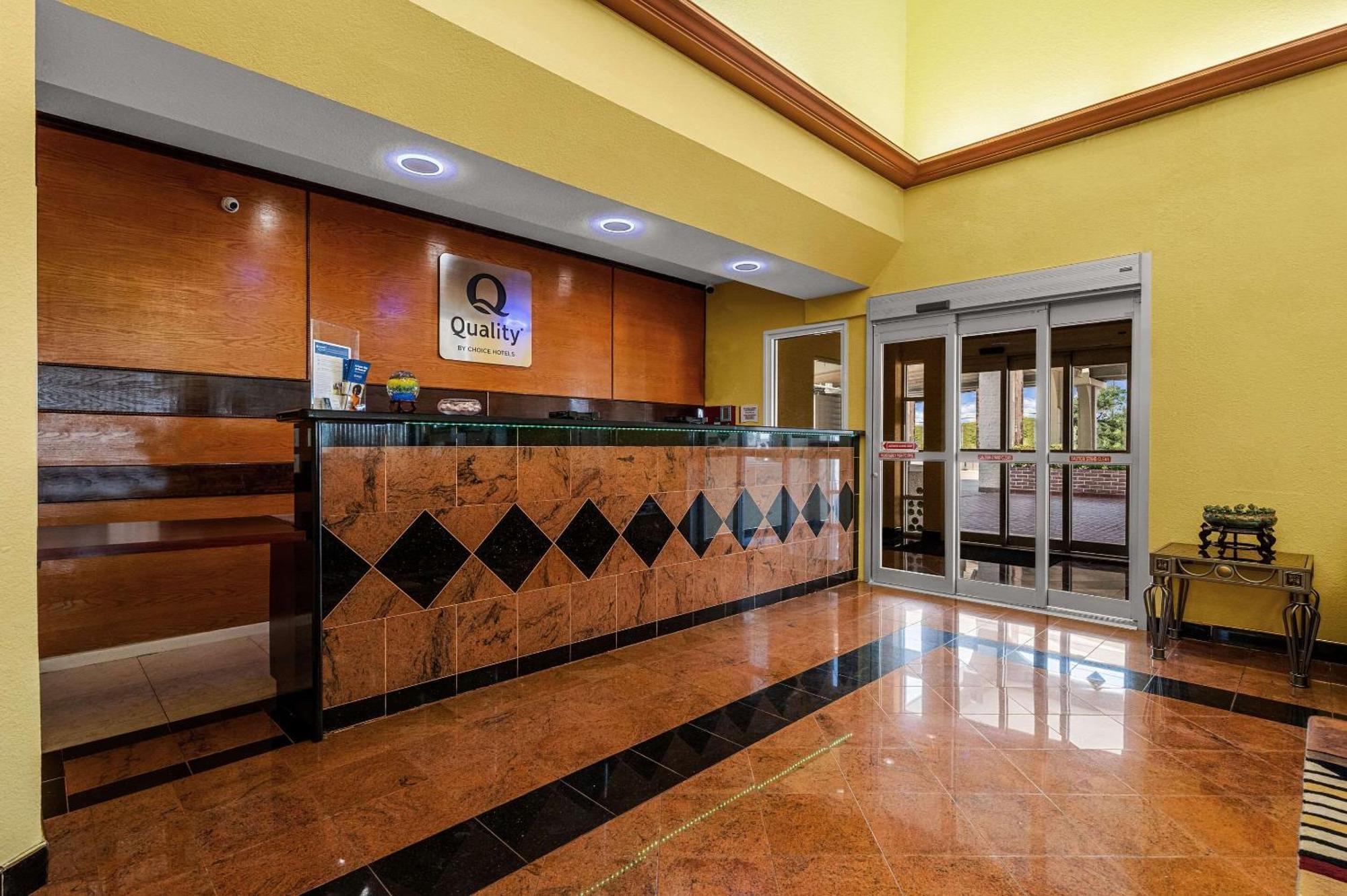 Quality Inn & Suites Cypress Buitenkant foto
